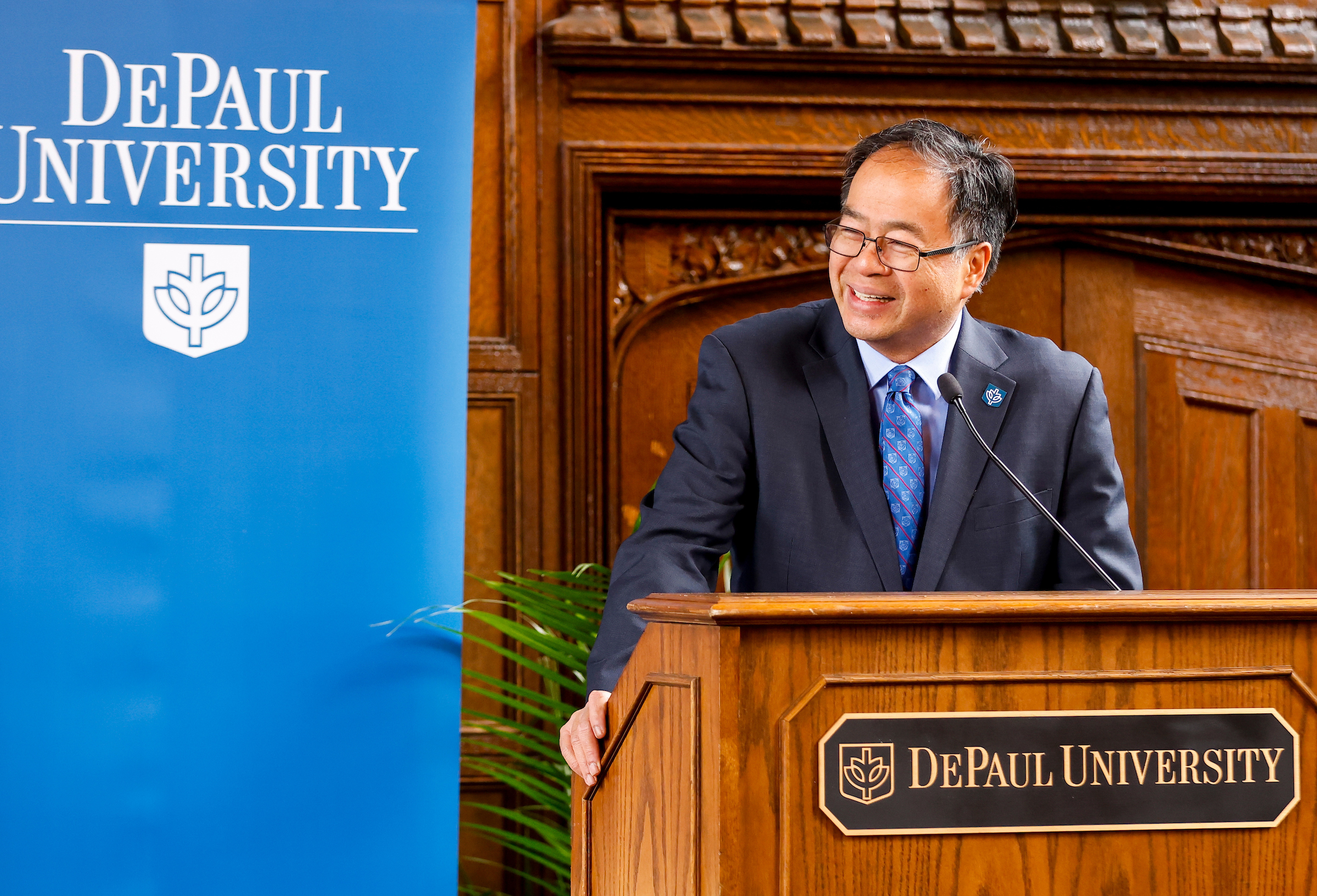 Dr. A. Gabriel Esteban, president of DePaul, shares some advice with President-elect Rob Manuel as he prepares to move to Chicago. (DePaul University/Steve Woltmann)